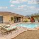 Luxe Couples Retreat w/ Pool & Outdoor Kitchen!, Phoenix (zdjęcie 2)