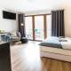 Stylish Studio with Balcony, 12 Min to City Centre, Free Netflix & WiFi, Praga - Foto 1