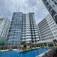 Exec 1BR One Manchester Place with pool, beach pass is P 350 pp, Punta Engaño