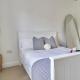 Spacious Two Bedroom Hideaway in Wokingham with En Suite, Free Wi Fi and Parking, Sleeps Four, Wokingham