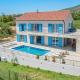 Villa J&J, Kastel Novi