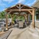 Lake Front Home with Pool and Stunning Views, Annandale (foto 7)