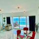 Lux Beachfront 2-BR apartment Restaurant