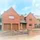 Spacious Home, 6 large bedrooms, full sky package, sleeps 14, Pattishall