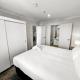 2BR Newmarket Retreat near Broadway by Zodiak Stays, Окленд - Фото 10