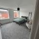 Spacious Private Room with TV in Shared House, Altofts