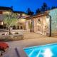 Rustic stone holiday house with pool, Marčana (foto 3)