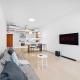 Chic 1BR APT with Pool, Gym, BBQ, Tennis Court, Dubai - Foto 7