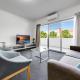 Spacious 2-Bed Conveniently by Lake Tuggeranong, Tuggeranong - Fotografie 1