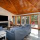 Birchwood Bliss Fireplace Grill Outdoor Lounge, 加特林堡 - 照片 3