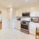 Tulsa Retreat with Backyard Oasis and Putting Green!, タルサ - 写真 9