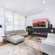 Spacious 4BR Townhouse with Free Parking and Rooftop, Los Angeles - Foto 1