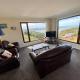 Stunning sea, city & mountain views, 2 bedroom home, free parking, in brand new condition Christchurch - Photo 9