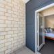 EACO12 - Stylish 1-BR Loft Apt | Spacious, Free WiFi & A/C Mandurah - Photo 9