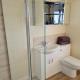 En-suite room with Juliet balcony in a house, Basingstoke (foto 2)