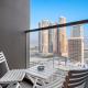 Chic Studio with Balcony & Skyline View l Pool & Gym, Dubaj - Fotografie 4