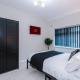 Stylish 3BDR House By Vista Stays Short Lets & Serviced Accommodation Manchester With Free Parking, Pool Table and PS4, Manchester - Photo 4