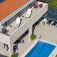 Villa Leonore in Omis with 4 en-suite bedrooms, Heated Pool, Fitness, PS5, completely fenced yard, sandy beach just 3min walk, Omiš - Fotografie 8