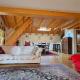 Charming Chalet Downtown, Lens