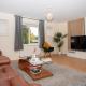 Cosy, Modern home in Kent, Sleeps 8, Free Parking, 17min train to central London, Northfleet (foto 2)