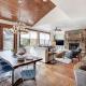 Main Street Escape by AvantStay Stunning Home right off Main Street w Hot Tub Large Deck, Park City - Foto 1