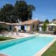 provencal house with heated pool, view of the luberon in robion - accommodates 12 people. Robion en Luberon - Foto 1
