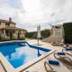 Atemberaubende Villa mit Pool, Jacuzzi, Sauna, Panoramablick, eigener Taverne, Spielplatz, Kamin