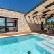 Absolute Traumvilla mit Pool, Sauna, Whirlpool, 6 Bikes, Tischtennis, Outdoor-Kueche, Grillkamin, Štuti (Foto 2)