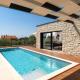 Absolute Traumvilla mit Pool, Sauna, Whirlpool, 6 Bikes, Tischtennis, Outdoor-Kueche, Grillkamin, Štuti (Foto 3)