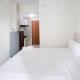 Compact and Tidy Studio at Puncak Dharmahusada Apartment By Travelio, Plosobegem (Foto 3)
