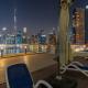 Stunning Waterfront Burj Views with Pool & Gym, Sleeps 6, Dubai - Foto 5