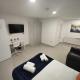 Leeds 3 Bed En-suites Apartment Retreat- Sleeps 9, Leeds