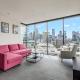 Soaring Heights - Vibrant Docklands Living with Pool, Melbourne - Foto 1