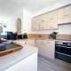 Split Level 2 Bed Apartment- Mayfair, Londra (foto 8)