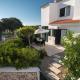 Villa 8, chalet pareado con jardín y piscina, Es Mercadal
