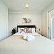 One-Bed Urban Escape with Pool Gym & Sauna, Окленд - Фото 9
