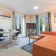 Balmoral Court -Sleeps 6 - Free Parking with Workspace - Balcony & High-Speed WiFi