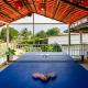 StayVista's Lumos Paradise - Villa with Infinity Pool, Terrace, Expansive Lawn & Gazebo, Karjat - Foto 4