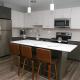 Luxury Apartment with Gym, Steps From Commuter Rail #2009, Reading (foto 3)