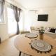 Cozy Central Apartment with Wooden Accents & Terrace l JOS16, Wien - Foto 10
