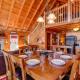 Thistle Britches, Secluded Mountain Cabin with Stunning Mountain Views, 1 Acre Next to Dollywood, Hot Tub, Pet Friendly, Sevierville (foto 4)