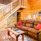 Cabin with Deck, Hot Tub and Douglas Lake Resort Perks Sevierville - Foto 6