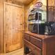2 Mi to Schuss Mountain Cozy Cabin with Deck Bellaire - Foto 9
