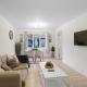 Charming 2-bedroom, 1-Bathroom Apartment in Transom Square, London - Photo 3