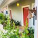 Charming Red Owl Courts Studio, Smithville