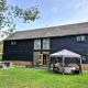 The Dairy Cottage with hot tub & pizza oven, East Grinstead