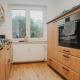 JOBOSTAYS - BLOOM Family Apartment Oldenburg - bis zu 6 Personen - 3 Zimmer - 2 Schlafzimmer - 2 Bäder - Balkon und Gartenblick - kostenloser Privatparkplatz - kostenfreies WLAN - Vollküche - Wohnzimmer mit TV - Babybett - kontaktfreier Check-In, Oldenburg (foto 7)