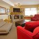 Cozy Creekside 1BR, Sleeps 4, Pool & Hot Tub, Walkable