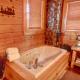 Pool table, hot tub, and adorable 1BR log cabin for a perfect stay! Sevierville - Foto 6