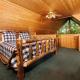 1BR log cabin, sleeps 5, firepit, hot tub, 1 free ticket to Dollywood! Sevierville - Fotografie 8